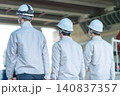 工事現場に向かう作業着の男性スタッフ3人の後ろ姿 140837357