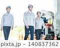工事現場を歩く作業着の男性スタッフ3人の全身カット 140837362
