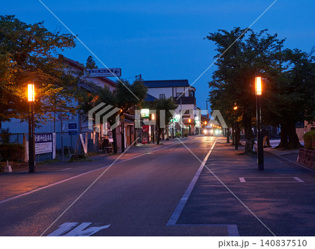 観光地犬山市の犬山城下町の夜景の風景 観光地犬山市の犬山城下町の夜景の風景 140837510