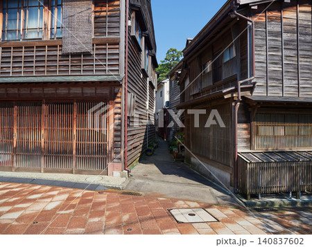 観光名所金沢市の東茶屋街の古い町並みの古民家の風景 140837602