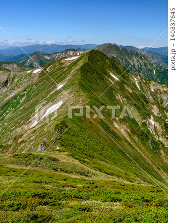 夏の谷川連峰・肩の小屋から見る山並みの絶景 夏の谷川連峰・肩の小屋から見る山並みの絶景 140837645
