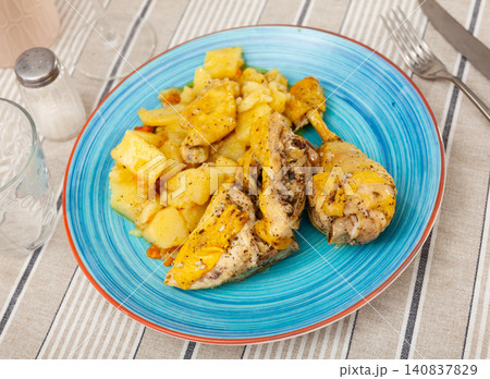 Fresh portion of fried chicken with potatoes 140837829