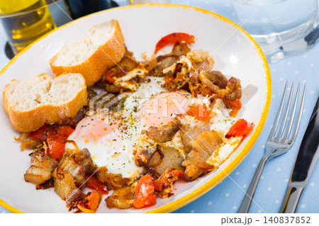 Appetizing scrambled eggs with brisket Appetizing scrambled eggs with brisket 140837852