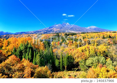 信越大橋より望む妙高高原の紅葉と妙高山 信越大橋より望む妙高高原の紅葉と妙高山 140837966