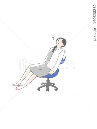 オフィスチェアに座る女性会社員 オフィスチェアに座る女性会社員 140838280