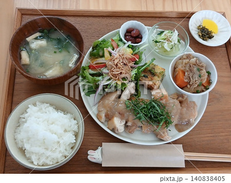 梅みぞれチキン～野菜・キッシュ・肉じゃが・味噌汁 140838405
