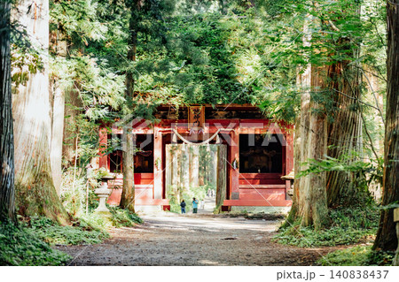 【長野市戸隠】戸隠神社奥社　随神門と杉並木の風景 140838437