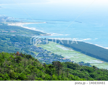 弥彦山中腹からの野積海水浴場などの眺め(新潟県弥彦村・長岡市) 弥彦山中腹からの野積海水浴場などの眺め(新潟県弥彦村・長岡市) 140838481