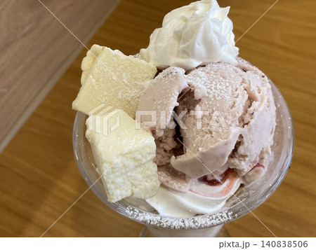 苺・レアチーズケーキ・生クリーム・パフェ・アイス 140838506