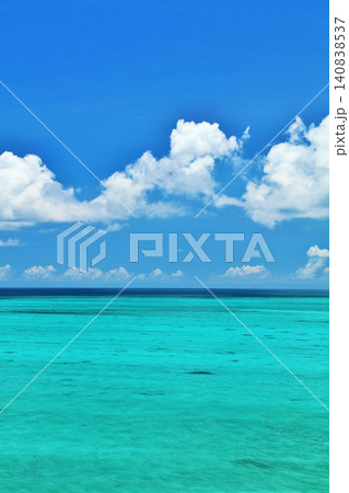沖縄　夏の青空と池間島の海 140838537