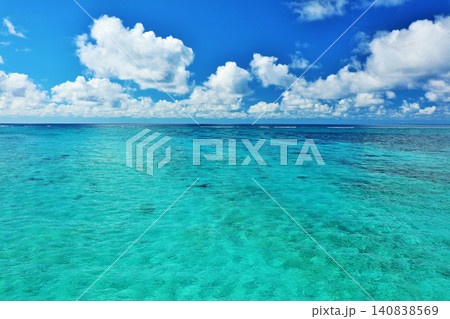 沖縄　宮古島　夏の青空と海 140838569