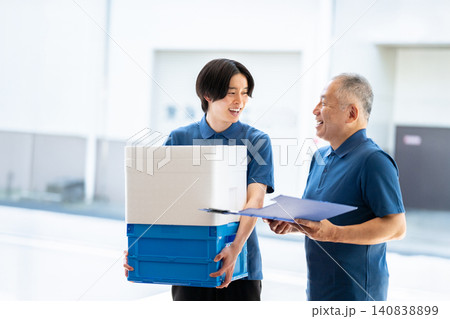 会話する運送業のスタッフ 会話する運送業のスタッフ 140838899