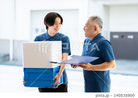 会話する運送業のスタッフ 会話する運送業のスタッフ 140838900
