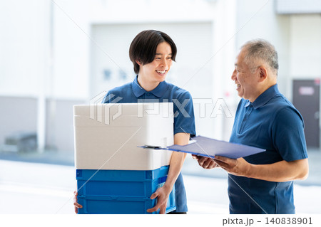 会話する運送業のスタッフ 会話する運送業のスタッフ 140838901