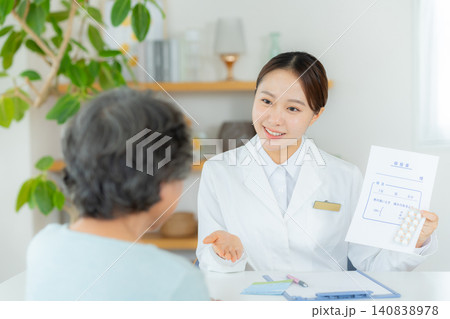 シニアに薬を渡す薬剤師 シニアに薬を渡す薬剤師 140838978