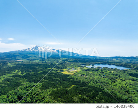 鳥海山と大谷地池(秋田県由利本荘市) 鳥海山と大谷地池(秋田県由利本荘市) 140839400
