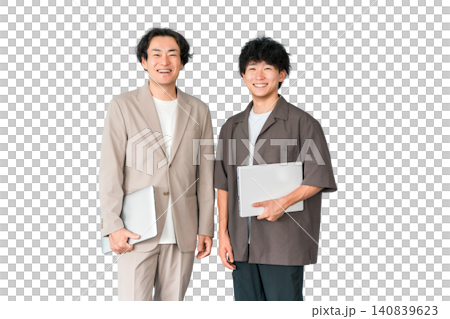 微笑的商人與電腦(程式設計師、工程師、系統工程師) 微笑的商人與電腦(程式設計師、工程師、系統工程師) 140839623