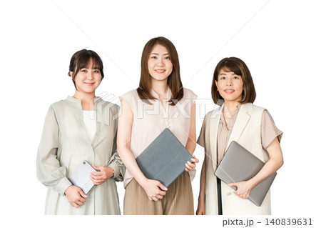 私服でパソコンを持つビジネスウーマン・デザイナー・働く女性（服装自由） 140839631