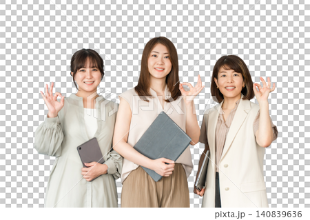 穿著休閒服的商務女性、設計師和拿著電腦的職業女性(可選著裝) 穿著休閒服的商務女性、設計師和拿著電腦的職業女性(可選著裝) 140839636