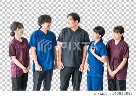 スクラブを着た医師・介護士・整体師の男女 スクラブを着た医師・介護士・整体師の男女 140839859