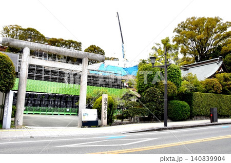 熊本市 熊本大神宮の鳥居と熊本城復旧工事現場 熊本市 熊本大神宮の鳥居と熊本城復旧工事現場 140839904