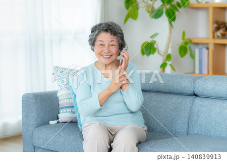 リビングで電話するシニア女性 リビングで電話するシニア女性 140839913