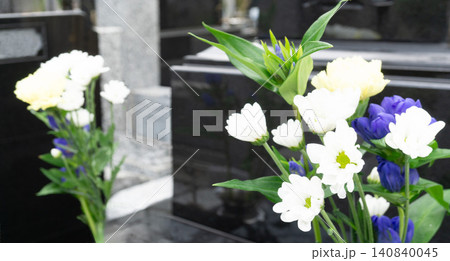 お墓参りに供えられた花 仏花 お供え お墓参りに供えられた花 仏花 お供え 140840045