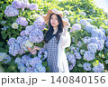 紫陽花と若い女性 140840156