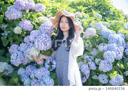 紫陽花と若い女性 140840156