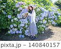 紫陽花と若い女性 140840157