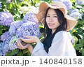 紫陽花と若い帽子をかぶった若い女性 140840158