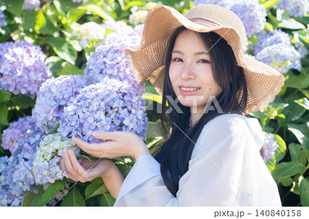 紫陽花と若い帽子をかぶった若い女性 紫陽花と若い帽子をかぶった若い女性 140840158