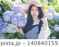 紫陽花と帽子をかぶった女性 140840159
