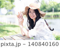 麦わら帽子をかぶった若い女性 140840160