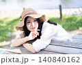 公園のテーブルでくつろぐ若い女性 140840162