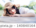 公園のテーブルでくつろぐ若い女性 140840164