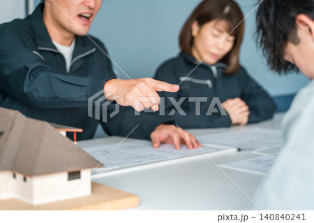 会議,ミーティング,打ち合わせ,商談で相手を怒る作業着姿のビジネスマン（激怒,叱責,説教） 140840241
