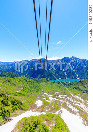 初夏の大観峰ロープウェイから見た景色 立山黒部アルペンルート 富山県立山町 初夏の大観峰ロープウェイから見た景色 立山黒部アルペンルート 富山県立山町 140840289