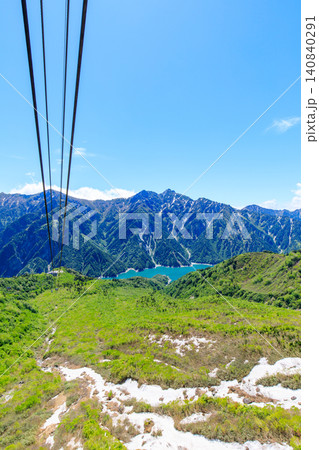 初夏の大観峰ロープウェイから見た景色 立山黒部アルペンルート 富山県立山町 初夏の大観峰ロープウェイから見た景色 立山黒部アルペンルート 富山県立山町 140840291