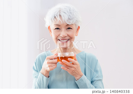 ホットドリンクを飲むシニア女性 ホットドリンクを飲むシニア女性 140840338