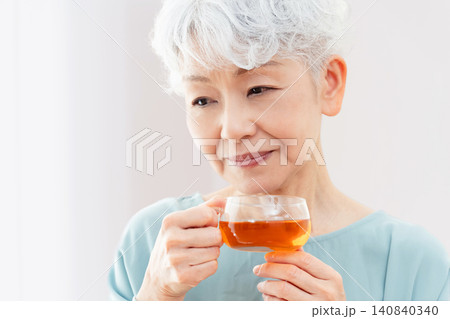 ホットドリンクを飲むシニア女性 ホットドリンクを飲むシニア女性 140840340
