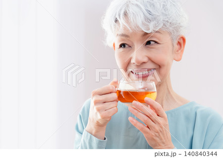 ホットドリンクを飲むシニア女性 ホットドリンクを飲むシニア女性 140840344