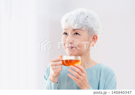 ホットドリンクを飲むシニア女性 140840347