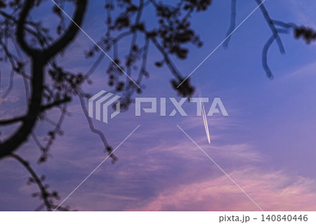 黄昏時の美しいグラデーション空を横切るひこうき雲と静かな春の夕暮れ風景 黄昏時の美しいグラデーション空を横切るひこうき雲と静かな春の夕暮れ風景 140840446