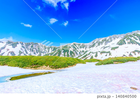初夏の雪解け前のみどりが池 富山県立山町 初夏の雪解け前のみどりが池 富山県立山町 140840500