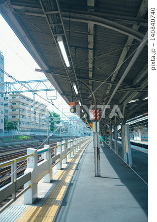 駅のホームから見る風景 駅のホームから見る風景 140840740