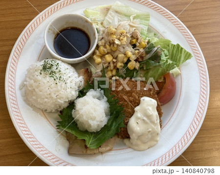 紫蘇大根おろしチキン&コロッケのプレート 140840798