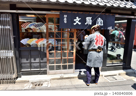 三社祭の日扇屋で買い物する女性 三社祭の日扇屋で買い物する女性 140840806