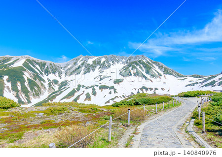初夏の室堂平 富山県立山町 初夏の室堂平 富山県立山町 140840976