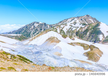 初夏の室堂平から見た地獄谷 富山県立山町 初夏の室堂平から見た地獄谷 富山県立山町 140840996